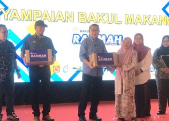 SALAHUDDIN Ayub (tiga dari kiri) sedang menyerahkan bakul Rahmah kepada penerima B40 pada Majlis Pelancaran Program Inisiatif Pendigitalan Sektor Peruncitan (ReDI) dan Menu Rahmah di Pasar Besar Siti Khadijah,Kota Bharu, Kelantan, hari ini. UTUSAN/ROSMIZAN RESDI.