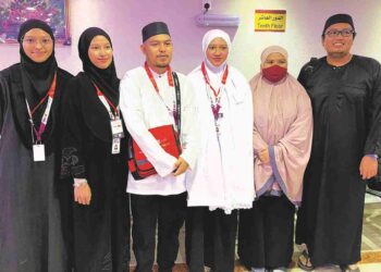 NUR Iliana Nasuha (dua dari kanan) bergambar bersama suami, Muhammad Nur Syaza (kanan) dan adiknya, Nur Nadirah Nasuha (tiga dari kanan), Ahmad Firdaus Daniel( tiga dari kiri), Nur Maisarah Nasuha (dua dari kiri) dan Nur Saffiyah Nasuha (kiri) ketika ditemui di Hotel Land Premium di Mekah baru-baru ini.