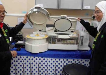 Petugas menunjukkan mesin ujian darah yang digunakan Pusat Perubatan Syisyah, Mekah baru-baru ini.
