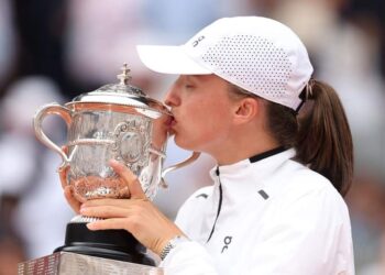 Pemain tenis wanita No. 1 Dunia, Iga Swiatek memastikan gelaran juara Terbuka Perancis menjadi miliknya selepas menumpaskan Karolina Muchova dalam aksi final di Roland Garros hari ini.