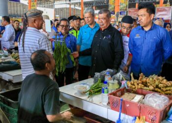 MOHAMAD Sabu (dua tiga dari kanan) beramah mesra dengan salah seorang peniaga semasa mengadakan lawatan dan tinjauan  di Pusat Transformasi Luar Bandar (RTC) Tunjong, Kota Bharu, Kelantan hari ini-UTUSAN/KAMARUL BISMI KAMRULZAMAN