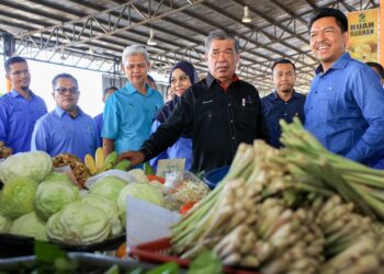 MOHAMAD Sabu (dua kanan) semasa mengadakan lawatan dan tinjauan di Pusat Transformasi Luar Bandar (TRC) Tunjong, Kota Bharu, Kelantan hari ini-UTUSAN/KAMARUL BISMI KAMARUZAMAN