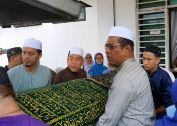 MUHAMMAD Syahril Saidi (belakang, kanan) turut mengusung jenazah Allahyarham ibunya, Tuan Faridah Tuan Ismail  menaiki van jenazah untuk disemadikan di Tanah Perkuburan Islam Padang Lati, Jelawat Bachok, Kelantan hari ini-UTUSAN/ROSLAWANI CHE SOH.