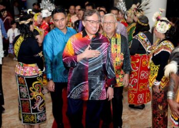 ABANG Johari Tun Openg tiba di Majlis Jamuan Makan Bersama Komuniti sempena perayaan 60 Tahun Sarawak Merdeka di Hotel ParkCity Everly.