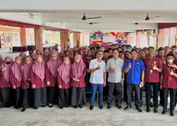 ROSLI Ismail (tengah) bergambar bersama guru, ibu bapa dan pelajar SMKDHHY di Renggam, Kluang. – UTUSAN/LUQMAN HAZIQ ABDULLAH