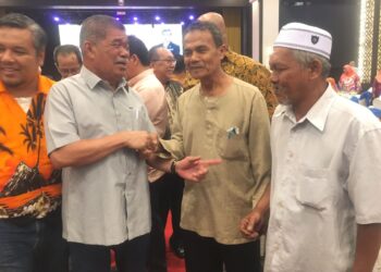MOHAMAD Sabu (dua dari kiri) beramah mesra bersama sebahagian pemimpin peladang pada Majlis Ramah Mesra di Hotel Grand Renai, Kota Bharu Kelantan. UTUSAN/ROSMIZAN RESDI