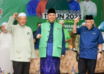 ANNUAR Musa (tengah) bersama Ahmad Yakob dan Kamarudin Md. Nor (kanan) semasa  Ceramah Mega Ppakat Pertahan 'Pas Pilihanku' di Dataran Warisan Stadium Sultan Muhammad IV, Kota Bharu, Kelantan malam tadi.-UTUSAN/KAMARUL BISMI KAMARULZAMAN