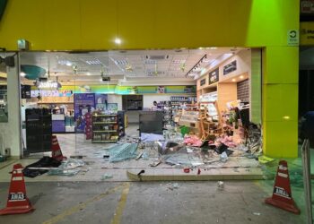 KEADAAN kedai serbaneka sebuah stesen minyak di Jalan Bukit Rambai, Melaka selepas dirempuh sebuah kereta dipandu seorang warga emas.