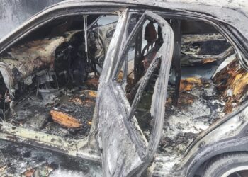 KEADAAN kereta dinaiki tiga individu yang meletup lalu terbakar di Taman Industri Ringan Sri Mergong, Alor Setar.