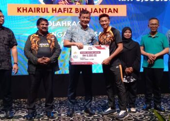 KHAIRUL HAFIZ Jantan menerima insentif kemenangan berjumlah RM6,000 atas kejayaan di Sukan SEA Ke-32 Kemboja. - UTUSAN/AMRAN MULUP