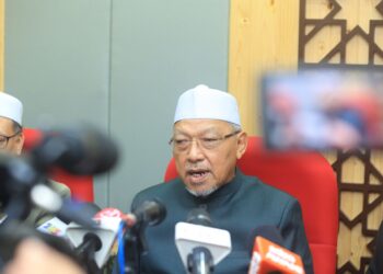 AHMAD Yakob (kanan) semasa sidang media  mengisytiharkan tarikh pembubaran DUN Kelantan bagi penggal ke-14 pada 22 Jun ini di Kota Darulnaim, Kota Bharu, Kelantan hari ini-UTUSAN/KAMARUL BISMI KAMARULZAMAN