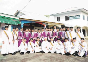 sEBAHAGIAN 77 pelajar tahfiz Madrasah An-Nuur (MAN) bergambar dalam majlis istiadat konvokeyen baru-baru ini. 
– utusan/MUHAMMAD HAFIZ