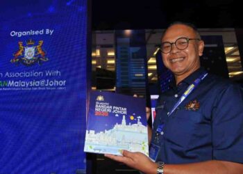 SAIDIN LATEH menunjukkan blue print Bandar Pintar Johor 2023 sempena Johor  Smart City Forum 2030 di Pusat Konvensyen Antarabangsa Persada Johor, Johor Bahru. – Utusan/ RAJA JAAFAR ALI