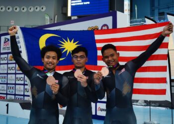 (Dari kiri) Muhammad Fadhil Zonis, Umar Hasbullah dan Muhammad Ridhwan Shahrom berjaya merangkul pingat gangsa pecut berpasukan di Kejohanan Berbasikal Trek Asia 2023 di Velodrome Nasional, Nilai Negeri Sembilan. (Foto: UTUSAN/AMIR KHALID)