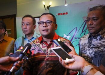 AMIRUDIN Shari ditemui pemberita selepas merasmikan Majlis Penyampaian Anugerah Perkhidmatan Cemerlang PKNS 2023, di Shah Alam, Selangor. - UTUSAN/SADDAM YUSOFF
