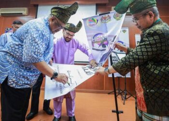 AB. RAUF Yusoh menurunkan tandatangan sebagai simbolik perasmian Majlis Sambutan Hari Puisi Malaysia Peringkat Kebangsaan di Kompleks JKKN Melaka, Ayer Keroh, Melaka.