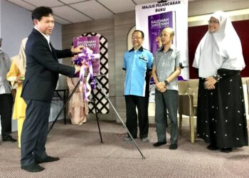 SAID Sidup (kiri) merasmikan Pelancaran Buku Raudhah Sakeenah Kelantan  'Sepancar Sinar, Segunung Harapan' di Dewan PPAK Kota Bharu Kelantan hari ini.- UTUSAN/ ROSLIZA MOHAMED