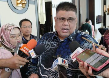 AB. RAUF Yusoh bercakap kepada pemberita ketika Sesi Libat Urus Separuh Penggal RMK12 2021-2025 di sebuah hotel di Banda Hilir, Melaka. - UTUSAN/MUHAMMAD SHAHIZAM TAZALI