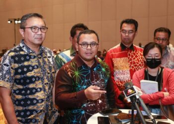 AMIRUDIN Shari ditemui pemberita ketika menghadiri Forum Mobility Selangor di Shah Alam, Selangor, hari ini. - UTUSAN / AFIQ RAZALI