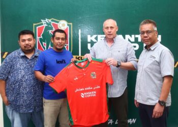 AILTON Silva (dua kanan) dimumkan sebagai ketua jurulatih baharu Kelantan United di Kota Bharu, Kelantan hari ini.-IHSAN KELANTAN UNITED