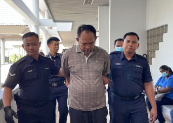 TERTUDUH mengaku tidak bersalah di Mahkamah Sesyen, Ayer Keroh, Melaka atas pertuduhan mencederakan ibu saudaranya sehingga parah menggunakan sebatang cangkul.
