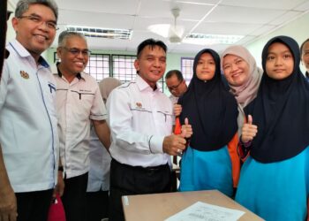 FADHLINA Sidek (dua kanan) beramah mesra dengan pelajar di Sekolah Kebangsaan (SK) Pulau Beluru, Tumpat, Kelantan hari ini-UTUSAN/ROHANA ISMAIL