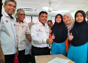 FADHLINA Sidek (dua kanan) beramah mesra dengan pelajar di Sekolah Kebangsaan (SK) Pulau Beluru, Tumpat, Kelantan hari ini-UTUSAN/ROHANA ISMAIL