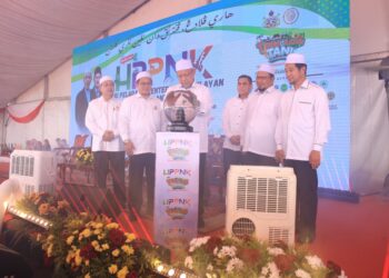 AHMAD Yakob (tiga kiri) melakukan gimik bagi merasmikan Hari Peladang, Penternak dan Nelayan 2023 Peringkat Negeri Kelantan di Pantai Irama, Bachok, Kelantan hari ini-UTUSAN/KAMARUL BISMI KAMARULZAMAN