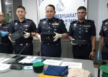 AHMAD Zamry Marinsah (tengah) menunjukkan tabung masjid serta sebahagian barangan yang digunakan dua lelaki mencuri tabung masjid di sekitar Segamat.