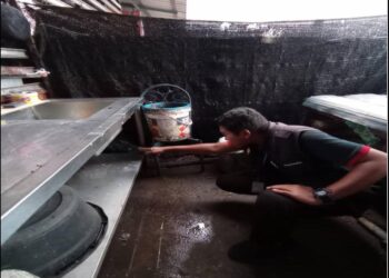 PEGAWAI penguat kuasa JKNK memeriksa tahap kebersihatan salah sebuah premis makanan di sekitar Pasir Mas, Kelantan.-IHSAN JKNK