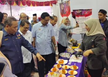 MUSTAPHA Sakmud (dua dari kiri) dan Aminuddin (kiri) ketika melihat pameran sempena Karnival TVET Madani Jom Pilih Kemahiran Zon Selatan 2023 di ILP Pedas, Rembau hari ini.-UTUSAN/NOR AINNA HAMZAH