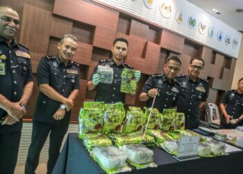 FISOL Salleh (tiga kanan) menunjukkan plastik berwarna hijau bertulisan 'refined Chinese tea' disyaki dadah jenis syabu yang dirampas dalam serbuan di sebuah inap desa di Sungai Petani pada sidang akhbar di IPK Kedah, Alor Setar. - UTUSAN/ SHAHIR NOORDIN