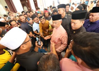 AL-SULTAN Abdullah Ri'ayatuddin Al-Mustafa Billah Shah bersalaman dengan jemaah selepas baginda berkenaan berangkat menunaikan solat Jumaat di Masjid Sri Sendayan, Bandar Sri Sendayan, Seremban hari ini.