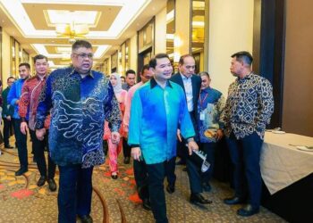 MOHD. RAFIZI Ramli (kanan) diiringi Ketua Menteri Melaka, Datuk Seri Ab. Rauf Yusoh pada Sesi Libat Urus Separuh Penggal RMK12 2021-2025 di Banda Hilir, Melaka.