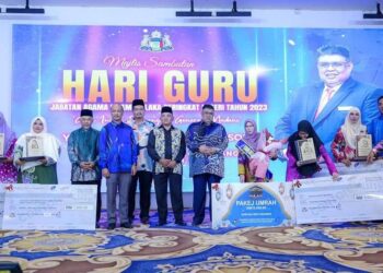 RAHMAD Mariman (enam dari kiri) ketika Majlis Sambutan Hari Guru Peringkat JAIM yang dirasmikan Ketua Menteri Melaka, Datuk Seri Ab. Rauf Yusoh (enam dari kanan) di Ayer Keroh, Melaka.