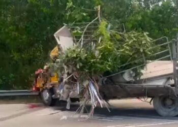 SEBUAH lori terbabas dan melanggar penghadang jalan mengakibatkan dua lelaki maut dalam kejadian di Bukit Tangga, Jelebu, petang semalam.-GAMBAR/MEDIA SOSIAL