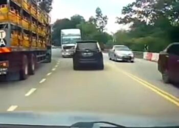 TANGKAP layar video memaparkan sebuah treler terbabas masuk ke laluan bertentangan dan melanggar sebuah kereta Perodua Alza di Jalan Seremban-Kuala Pilah dekat Bukit Putus pada Rabu lalu.