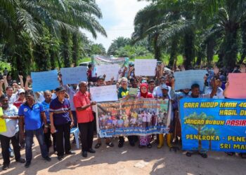 NOH Omar bersama peneroka bergambar dekat laluan masuk ke sebahagian daripada 1,719 hektar selepas menghadiri Dialog Bantahan Pengambilan Tanah di Kampung Seri Makmur di Kuala Selangor, Selangor. - UTUSAN/SADDAM YUSOFF