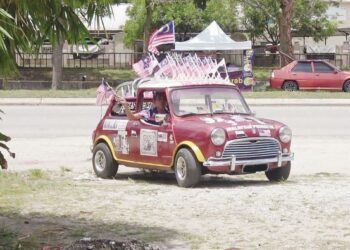 WALAUPUN masih dalam proses pemulihan daripada penyakit angin ahmar, Wan Rahimi Wan Mokhtar sudah boleh memandu kereta mininya yang dihias Jalur Gemilang untuk perarakan hari kemerdekaan. – UTUSAN/DIANA SURYA ABD WAHAB
