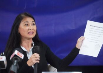 WOO Sau Ming menunjukkan antara  surat berkaitan permohonan  pengubahsuaian yang diberikan olehnya.