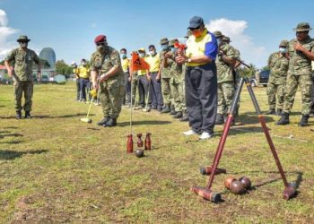 TUANKU Syed Faizuddin (dua dari kiri) memukul bola dalam permainan woodball pada majlis perasmian Gelanggang Woodball Rejimen 504 Askar Wataniah di Kem Bukit Keteri, Beseri, Perlis hari ini. 