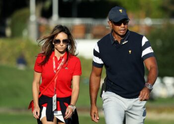 Erica Herman (kiri) yang berpisah dengan Tiger Woods pada Oktober lalu mengheret legenda golf Amerika Syarikat itu ke muka pengadilan selepas mendakwa ditipu.