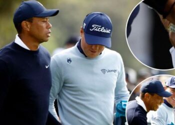 TIGER Woods (kiri) diselar selepas memberi tampon kepada rakannya, Justin Thomas ketika beraksi dalam Kejohanan Jemputan Genesis, Los Angeles semalam.