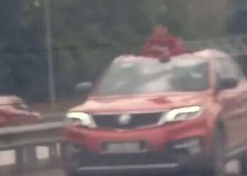 TANGKAP layar dalam video tular menunjukkan seorang kanak-kanak mengeluarkan kepala daripada sunroof sebuah Proton X70 di Lebuh Raya NKVE, baru-baru ini.
