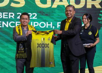 KETUA Pegawai Eksekutif Digital Perak, Meor Rezal Fitri Meor Redwan (kiri)  menerima jersi Perak daripada Ketua Pegawai Operasi Perak FC, Meor Azli Meor Mahmood pada pelancaran pelan OneXox Edisi Perak TBG di Ipoh semalam. - UTUSAN