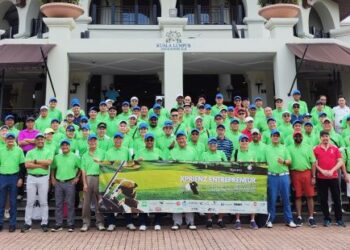 PARA peserta bergambar sebelum memulakan kejohanan XPrienz Entrepreneur Golf Challenge di Kuala Lumpur Golf & Country Club, Kuala Lumpur, baru-baru ini.