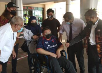 NOORUL Ariffin Abdul Majeed bersama Izzat (berkerusi roda) dan Baharuddin (kiri) ketika mendapat rawatan di Hospital Rehabilitasi Cheras hari ini.