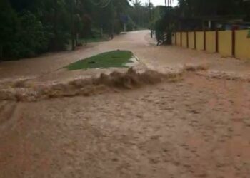 KEADAAN jalan di Titi Hayun yang dinaiki air selepas paras air di  Sungai Titi Hayun, Yan meningkat dan melimpah selepas hujan lebat hari ini.