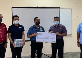 Amirudin Shari (dua dari kanan) menyerahkan replika cek kepada Hairol Azman Razali (tengah) dan pada majlis penyerahan sumbangan oleh Yayasan LBS kepada mangsa ribut di Sepang.