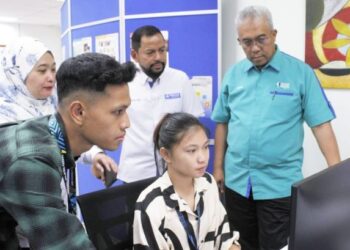 YUSERRIE Zainuddin (kiri) dan Syaiful Rizal Abdul Ghani bersama pelajar di ruangan SIR Corner Universiti Malaysia Pahang.